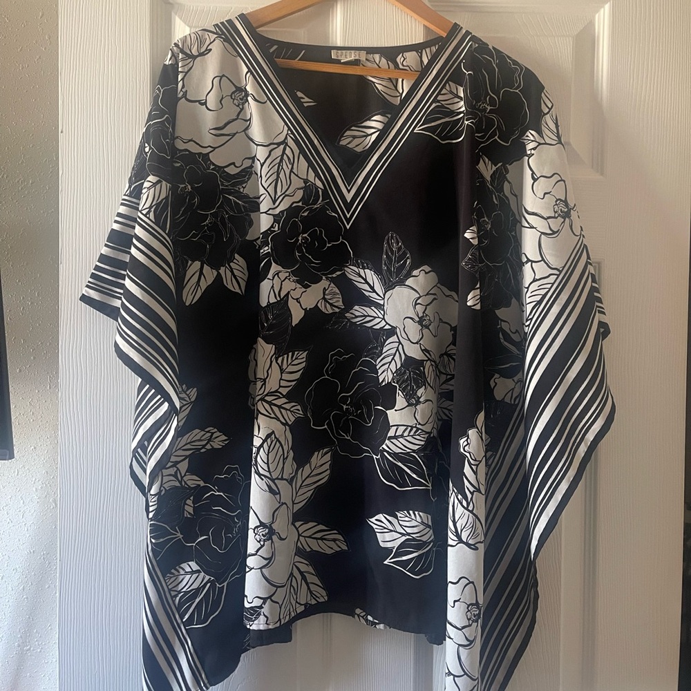 Spense Black and White Floral V-Neck Tunic
